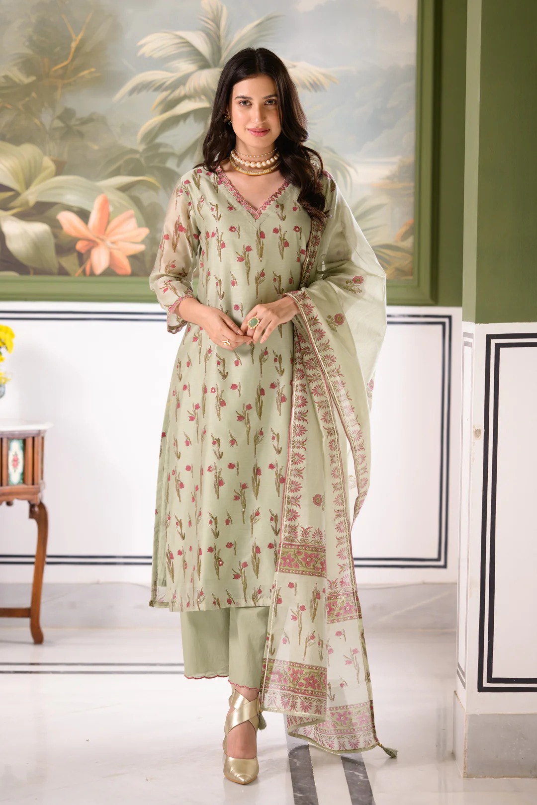 Green Daisy Suit Set with thread scallope Work in Neck and Pant